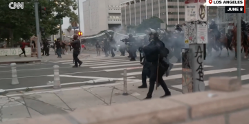 트럼프, 이민 단속 시위에 군 투입 … 캘리포니아 반대에도 2,000명의 주방위군 투입 ‘논란’